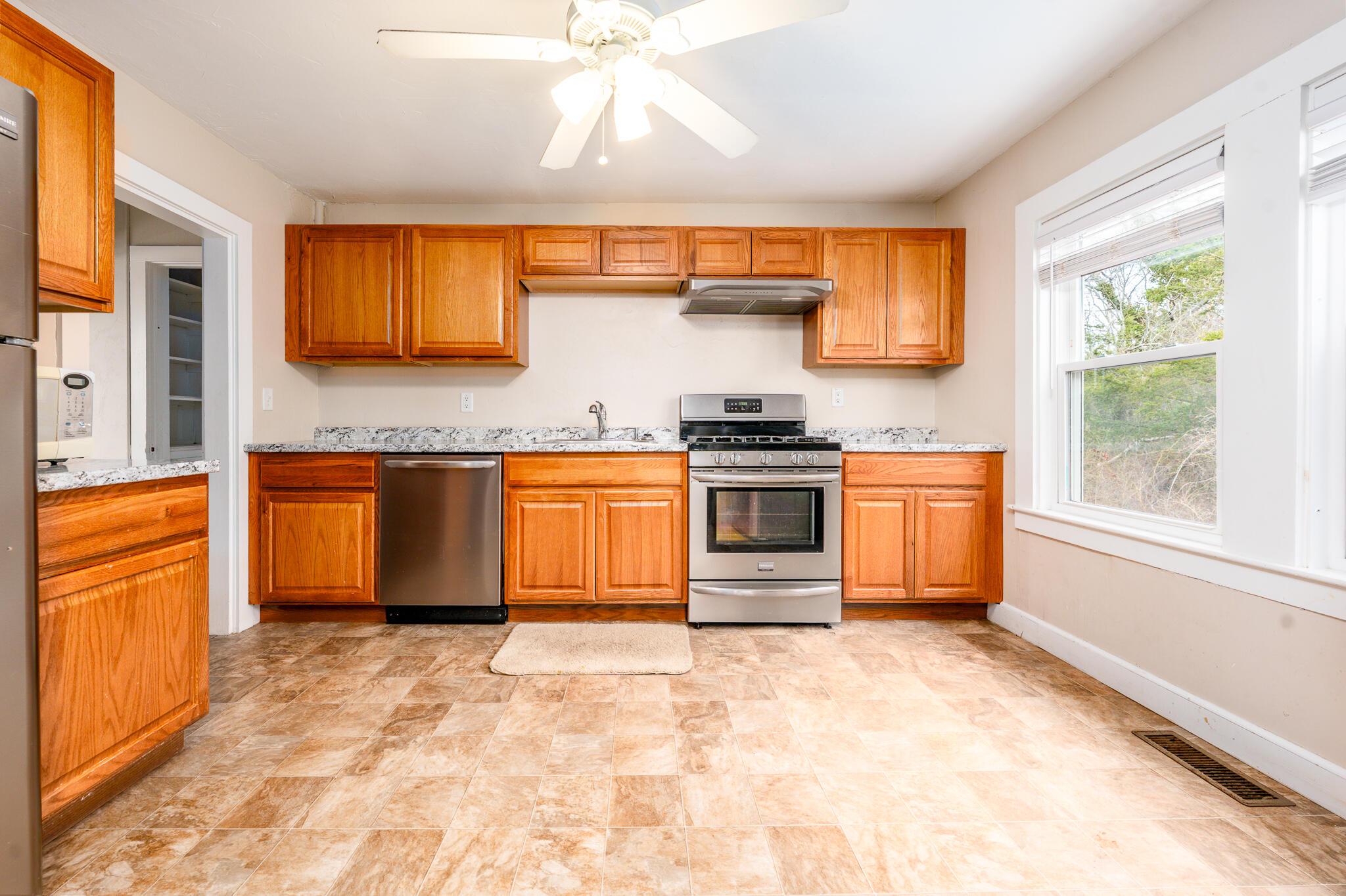 Image 4: Kitchen