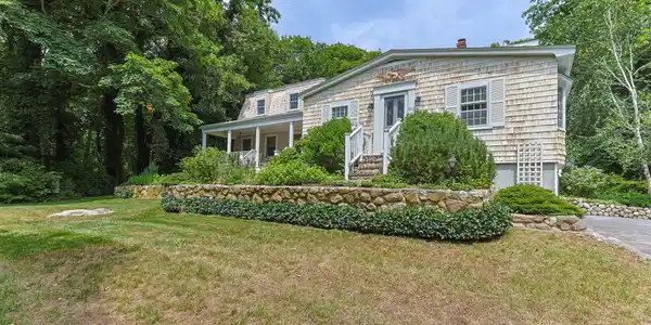 Image 4: 4-web-or-mls-621-w-falmouth-hwy