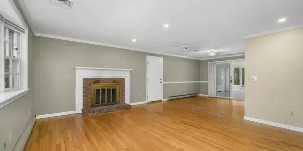 Image 4: Living Room