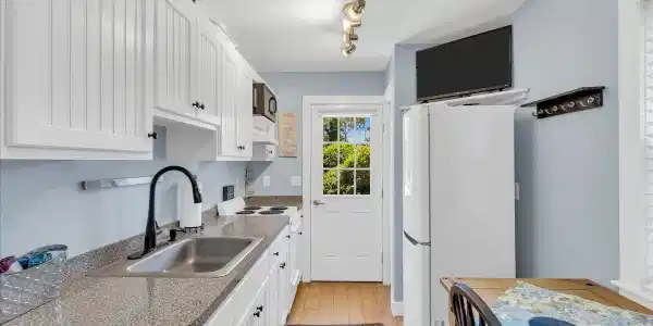 Image 3: Kitchen