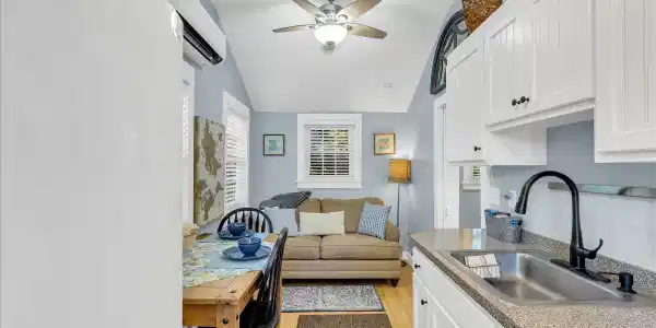 Image 4: Kitchen area