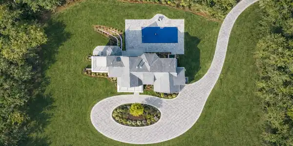 Image 4: 45 Bobbie's Lane with driveway