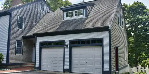 Image 4: Garage angle