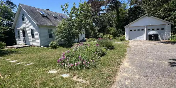 Image 2: garage/driveway