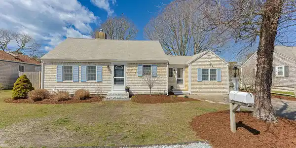 Image 2: 1-web-or-mls-22-mandeville-rd