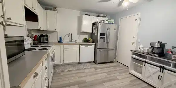 Image 3: kitchen oakview