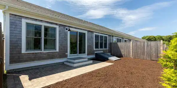 Image 2: 10 Bank St, Eastham