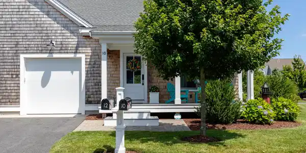 Image 3: 10 Bank St, Eastham