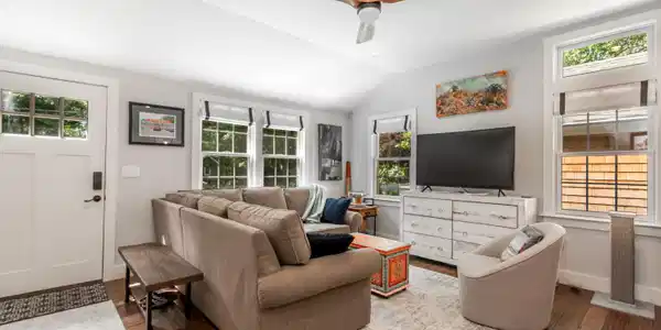 Image 4: Cathedral living room
