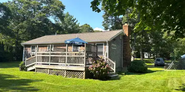 Image 2: backhouse