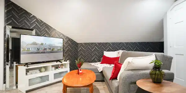 Image 4: Renovated & Rented