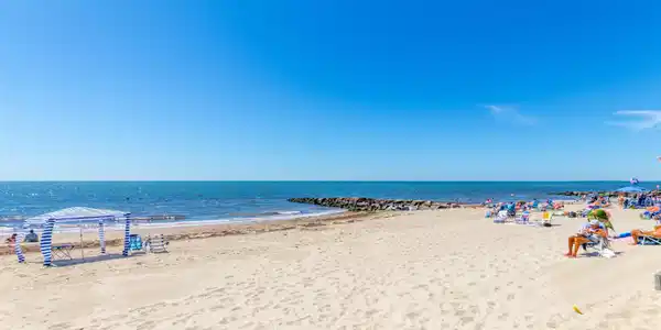 Image 4: Nearby Glendon Rd Beach