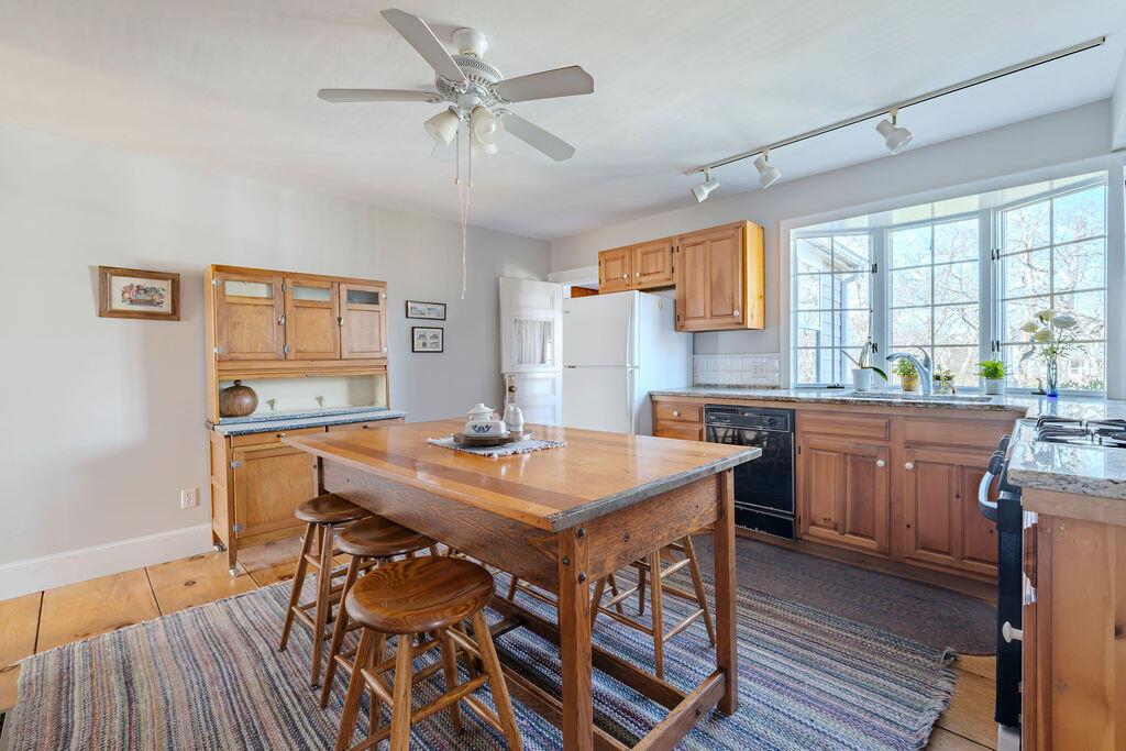 Image 4: Kitchen,Main House