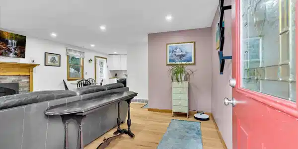 Image 4: Living Room