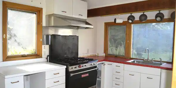 Image 4: kitchen
