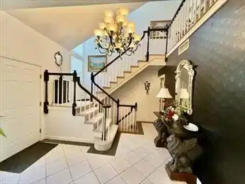Image 4: Foyer