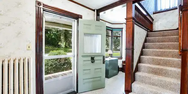 Image 4: Foyer