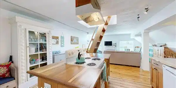 Image 3: interior