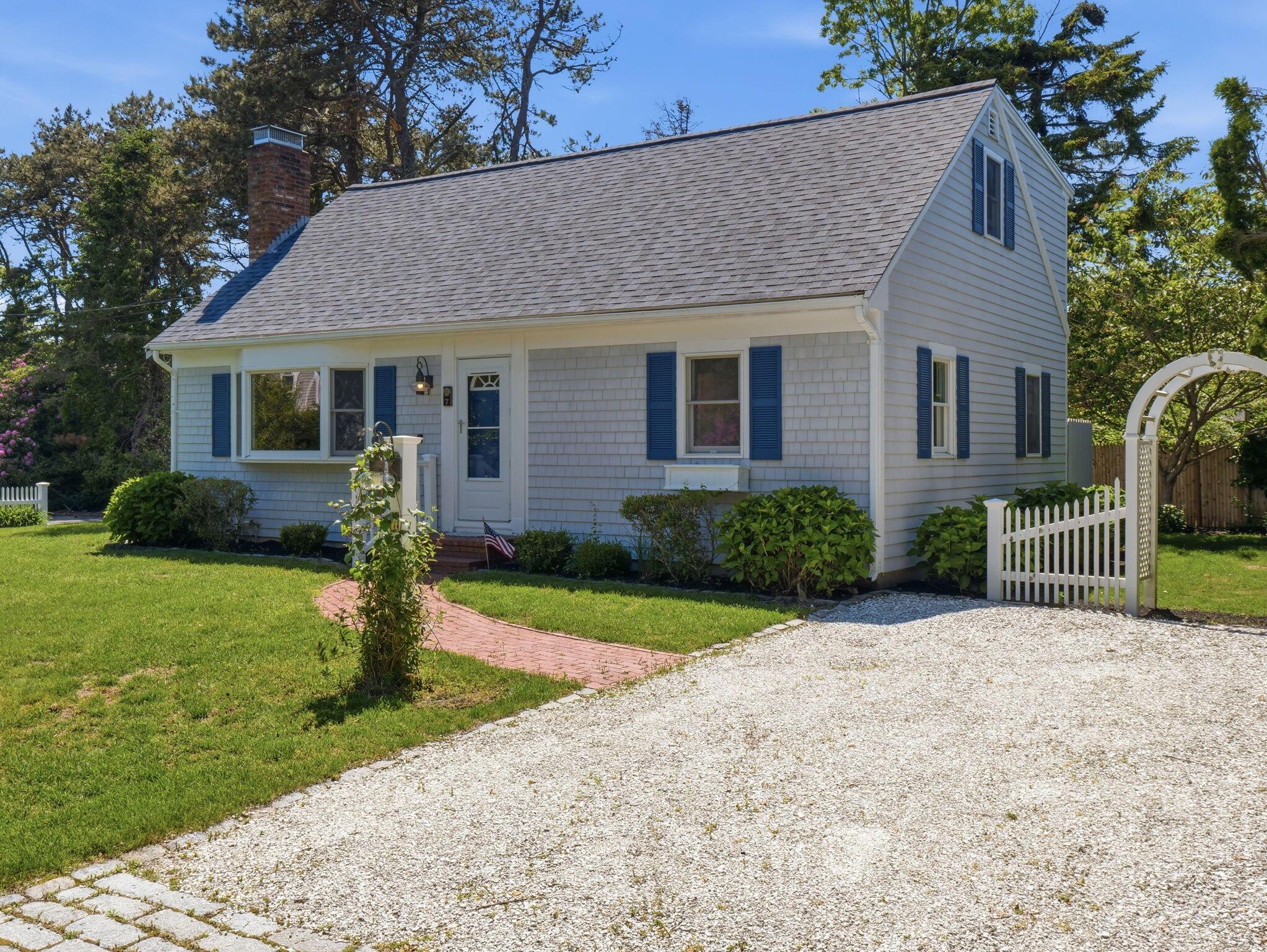 Image 4: 1-web-or-mls-7_Chelseas_Way_Yarmouth_MA_