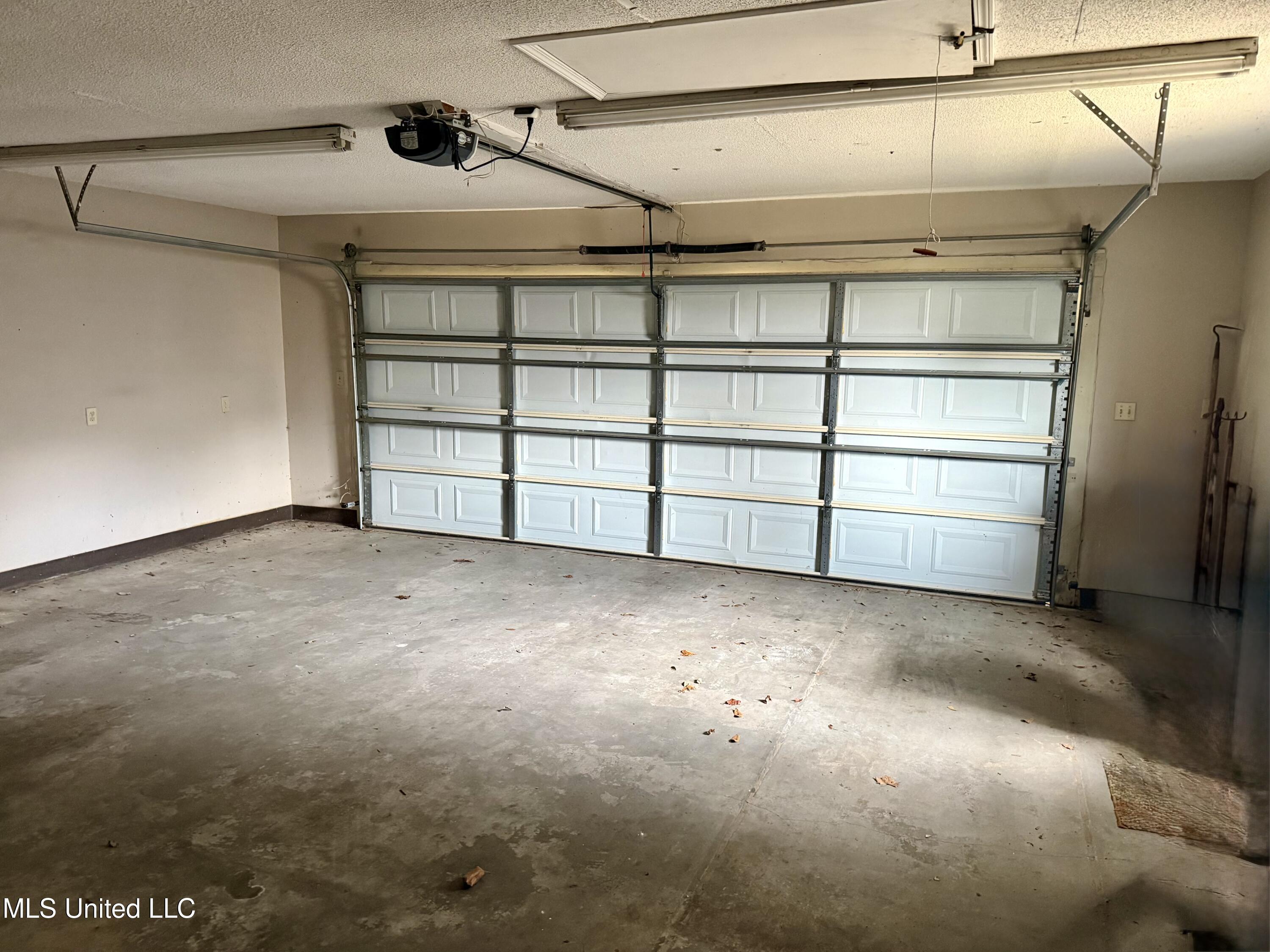 Image 4: Large garage