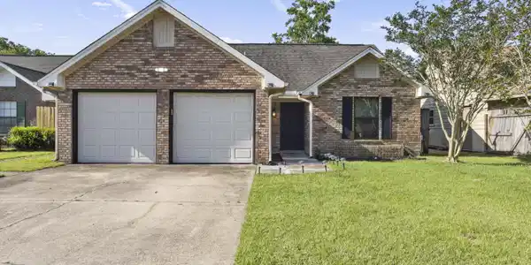 838 Ravenwood Court