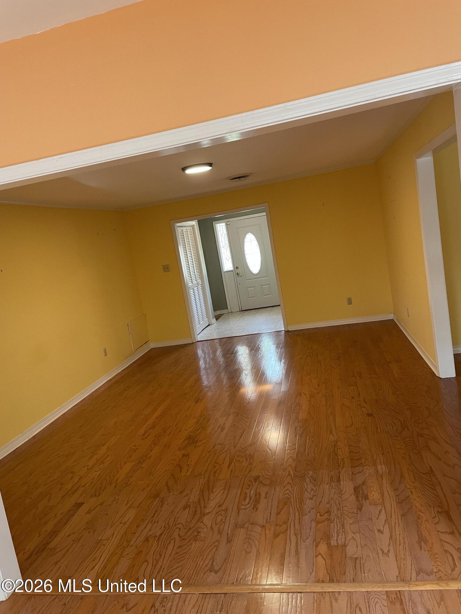 Image 4: Living