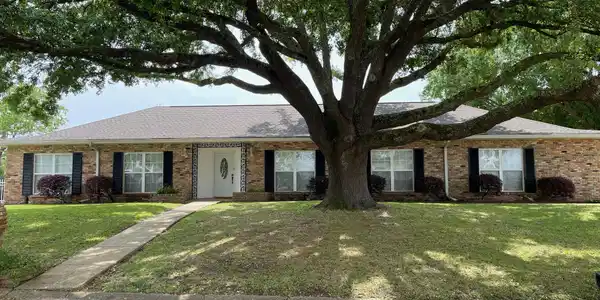 946 Shore Drive N