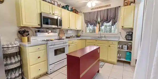 Image 4: 04 kitchen
