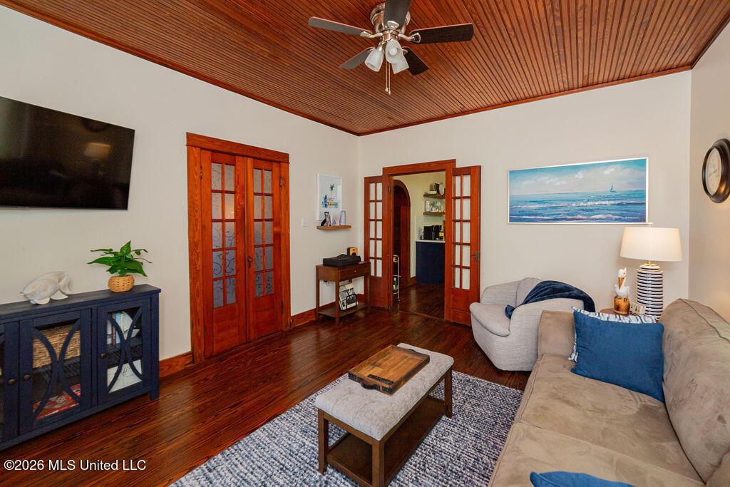 Image 2: LIVING ROOM