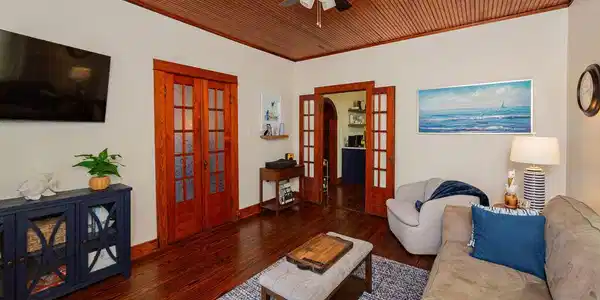 Image 2: LIVING ROOM