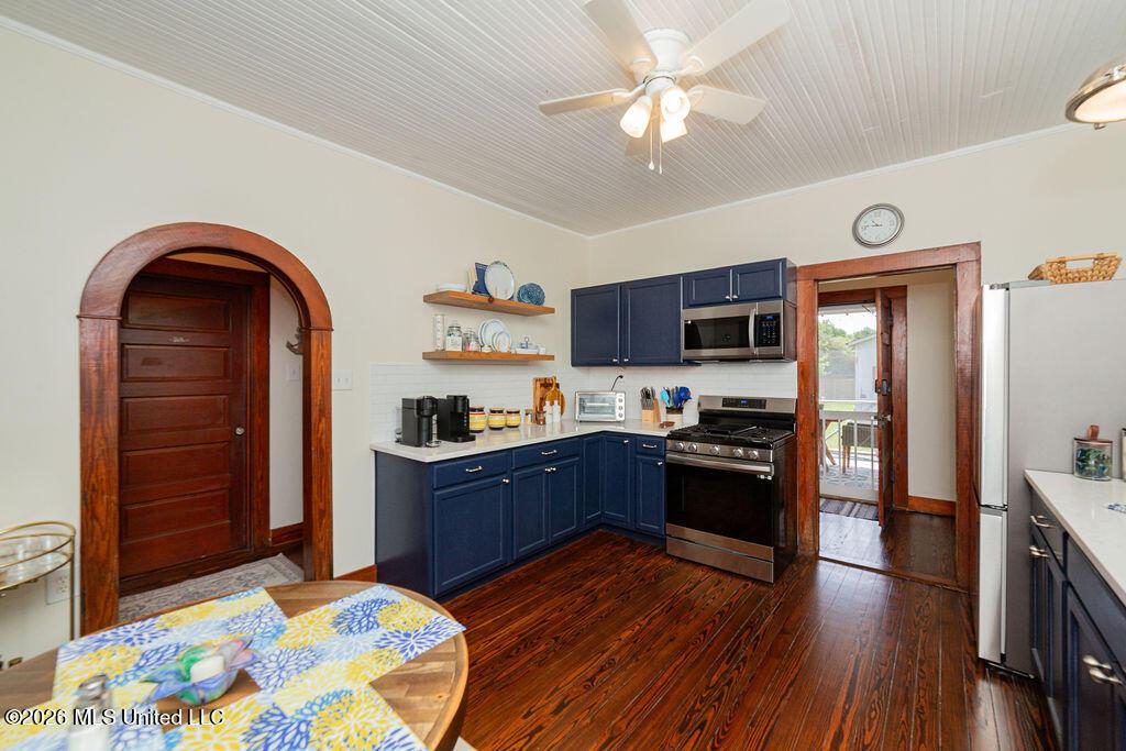 Image 3: KITCHEN