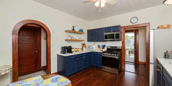 Image 3: KITCHEN
