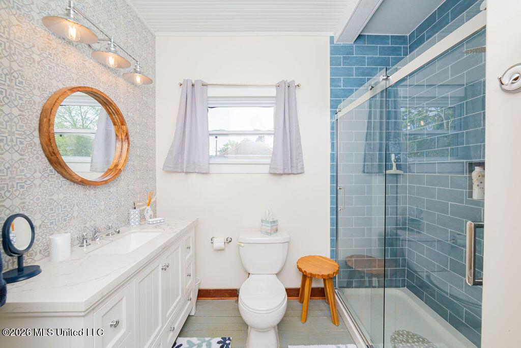 Image 4: FULL BATHROOM