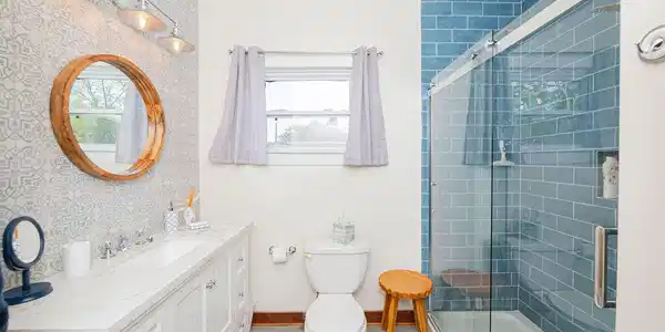 Image 4: FULL BATHROOM