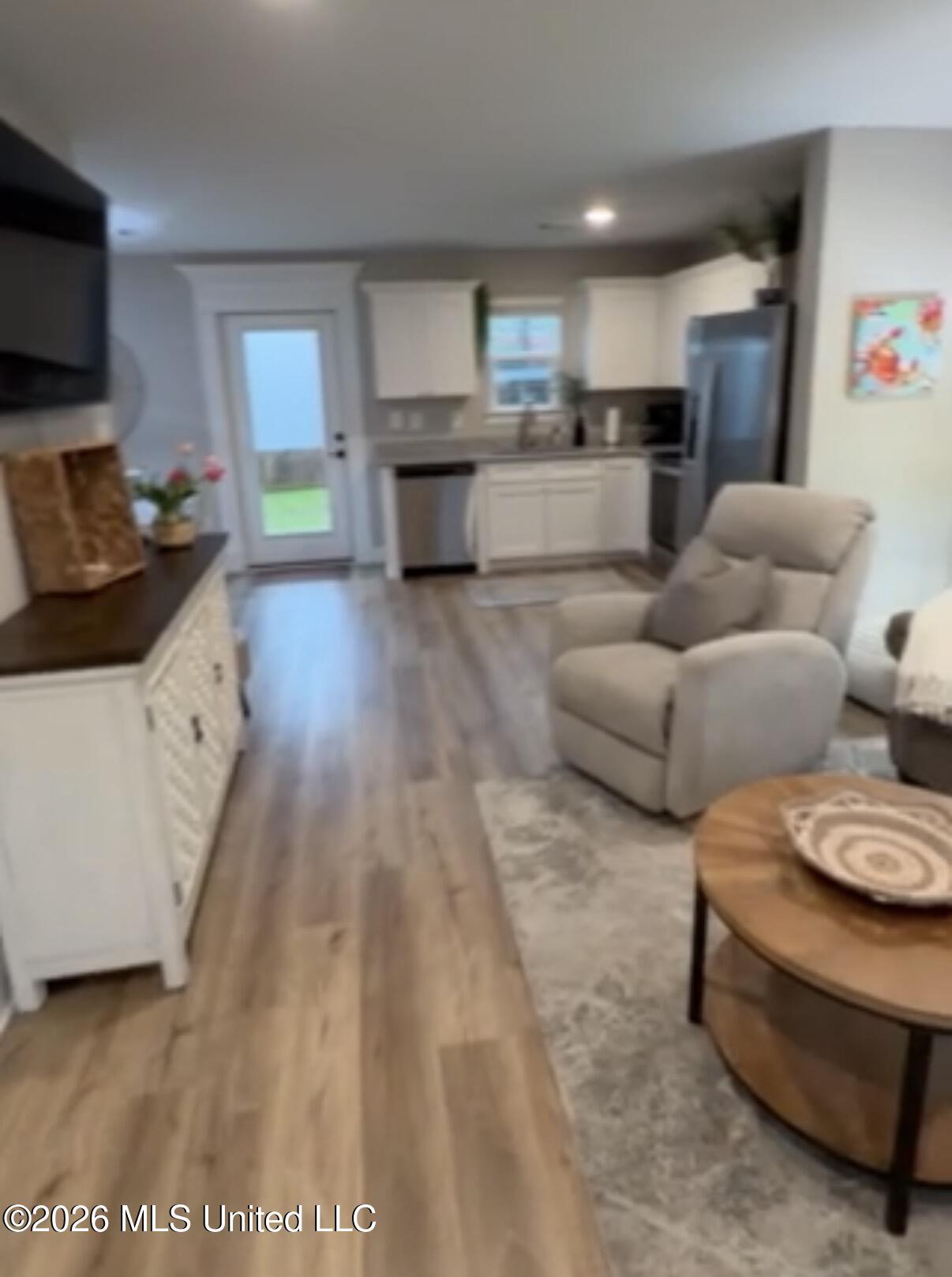 Image 4: Living/Kitchen