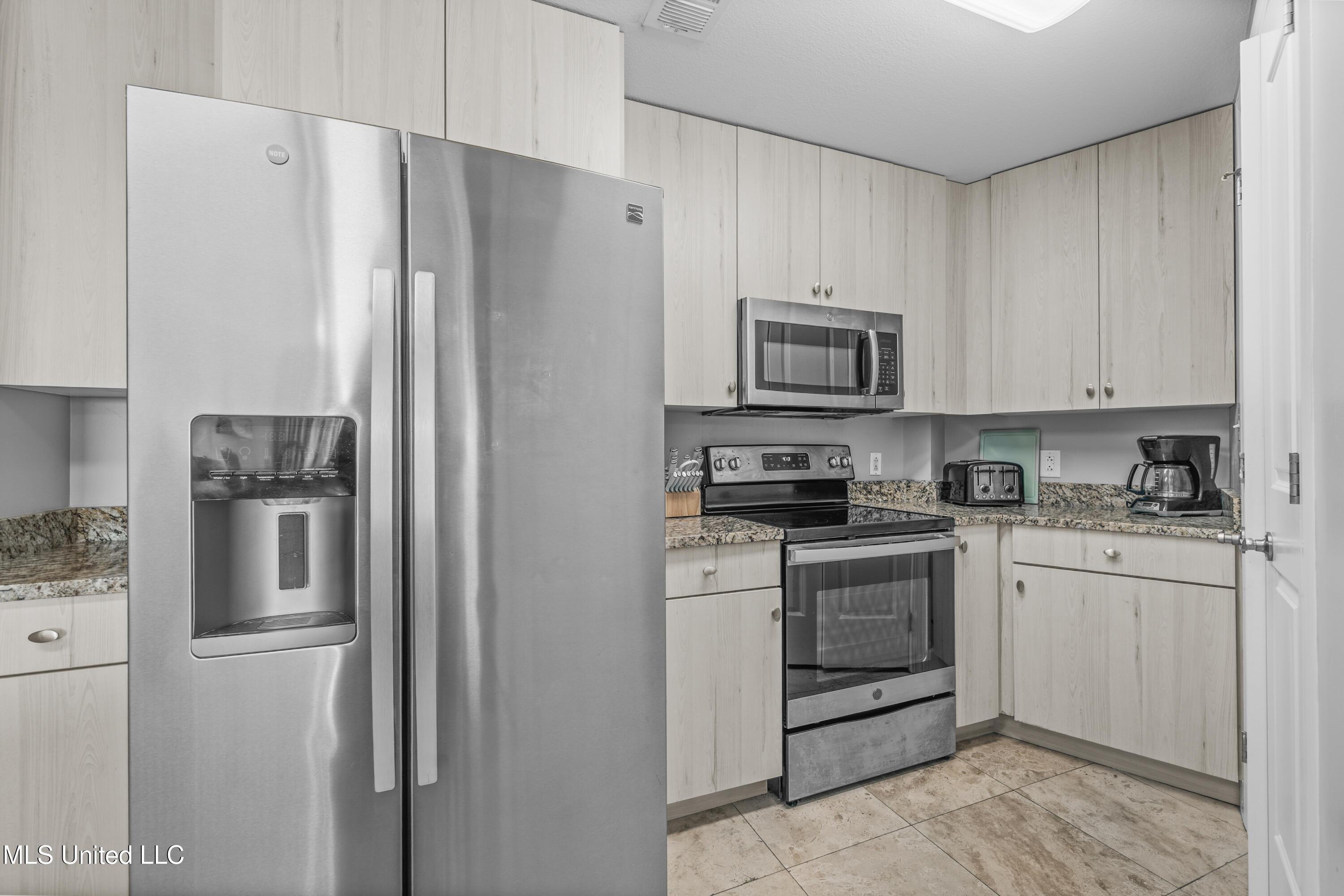 Image 3: Kitchen
