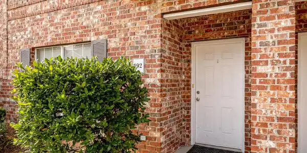 102 Armand Oaks