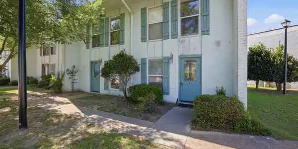 Image 3: FRONT VIEW DOOR ON END IS 41