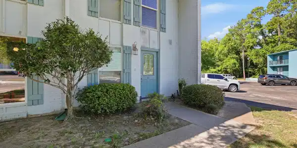 Image 4: END DOOR IS UNIT 41