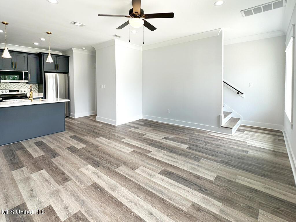 Image 2: Kitchen-LivingArea
