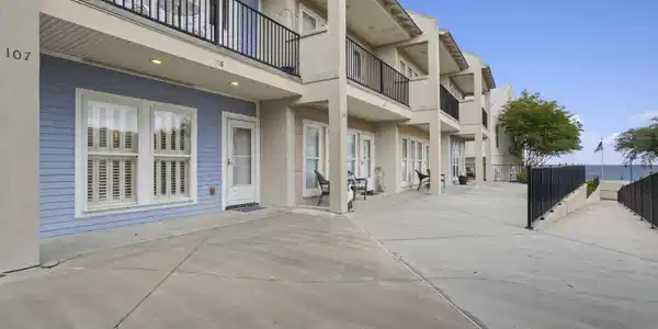 548 W Beach Boulevard