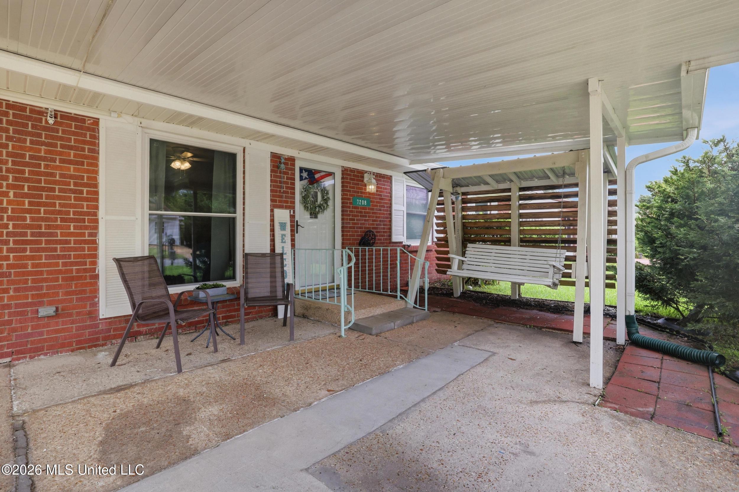 Image 3: porch swing