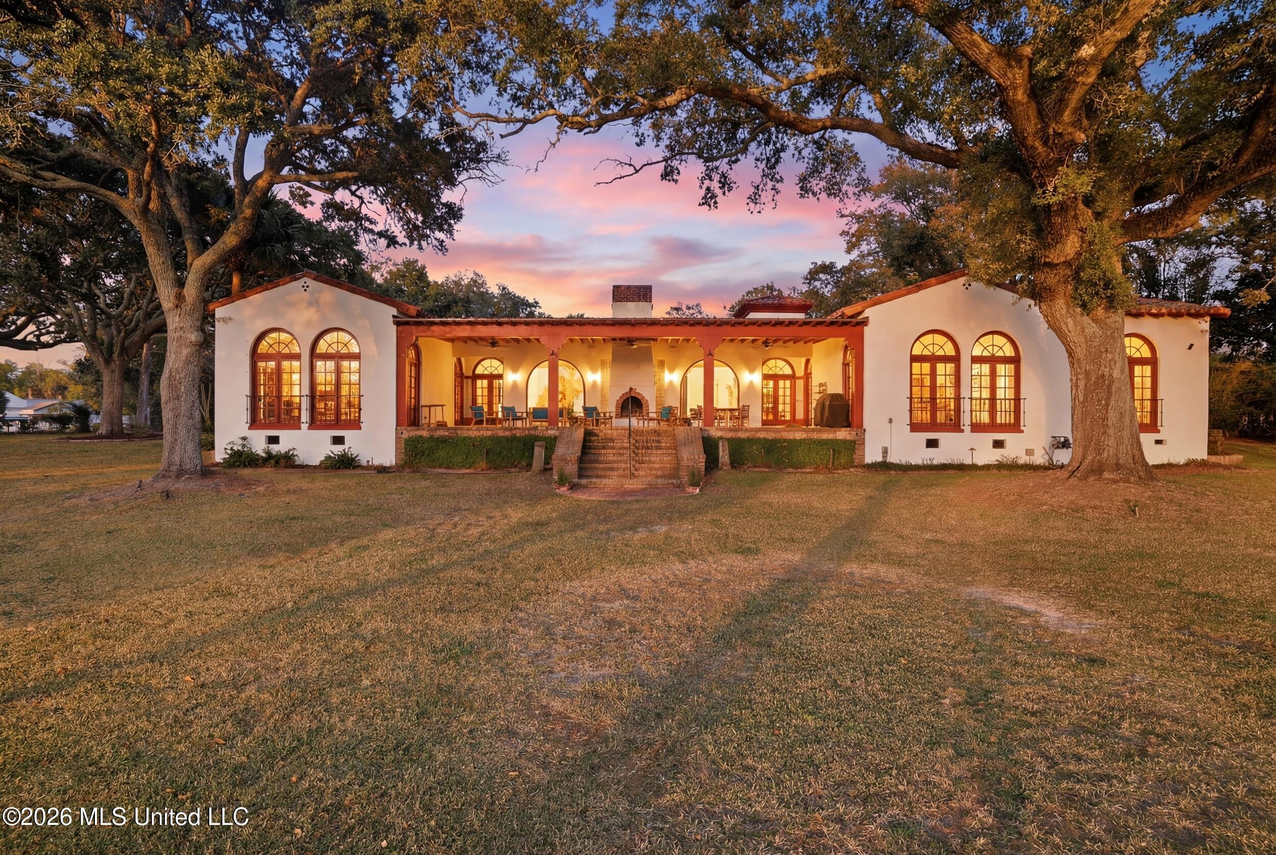 Image 3: WATER FACING VIEW/GRAND VERANDA