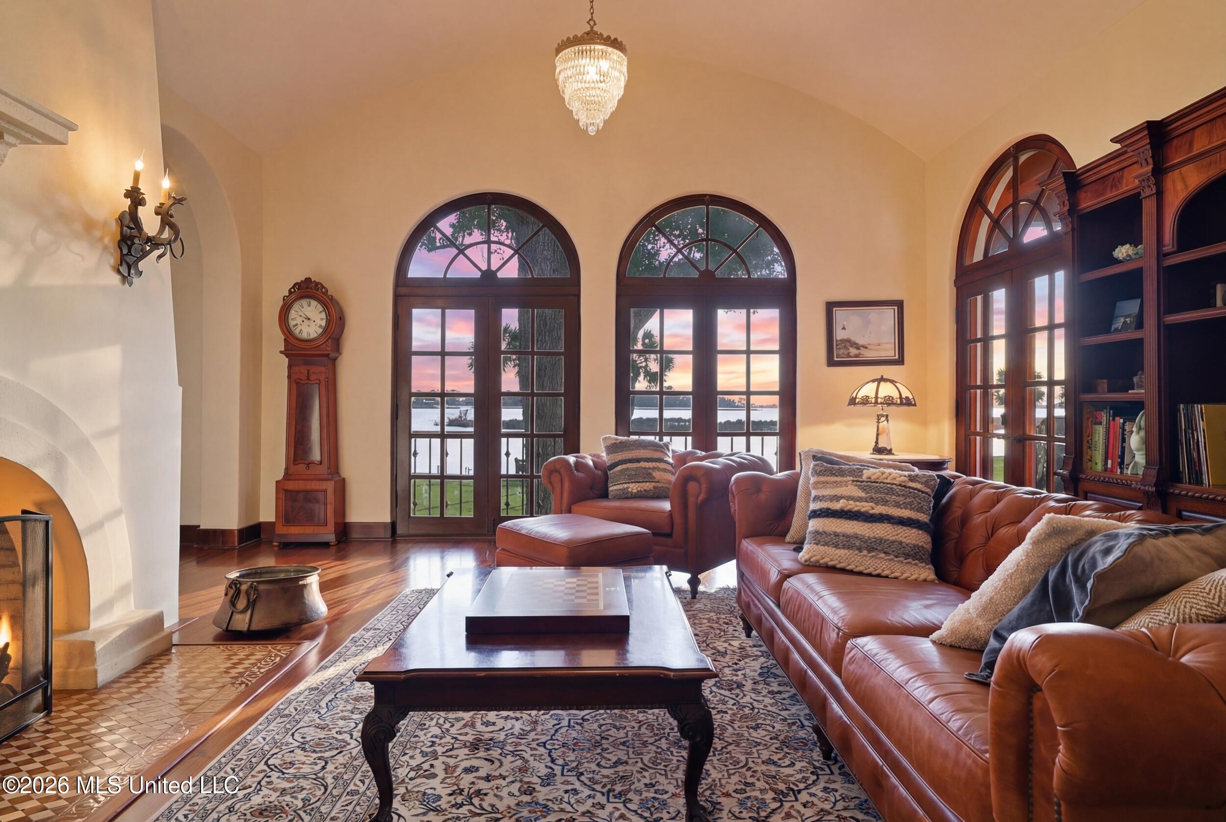 Image 4: FORMAL LIVING FABULOUS VIEWS