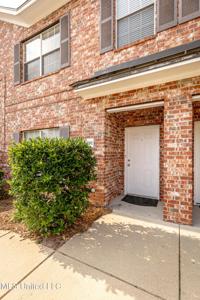 102 Armand Oaks