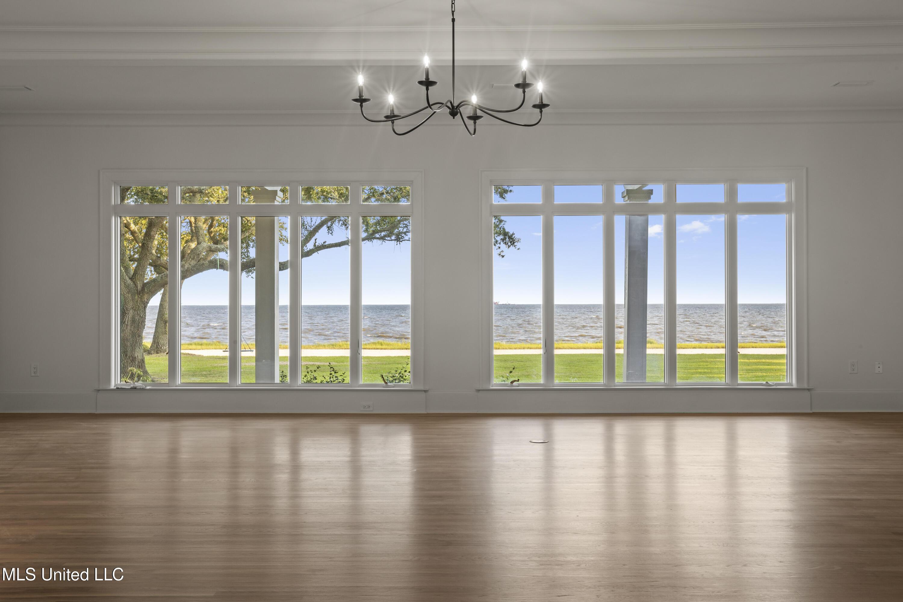 Image 4: Living Room