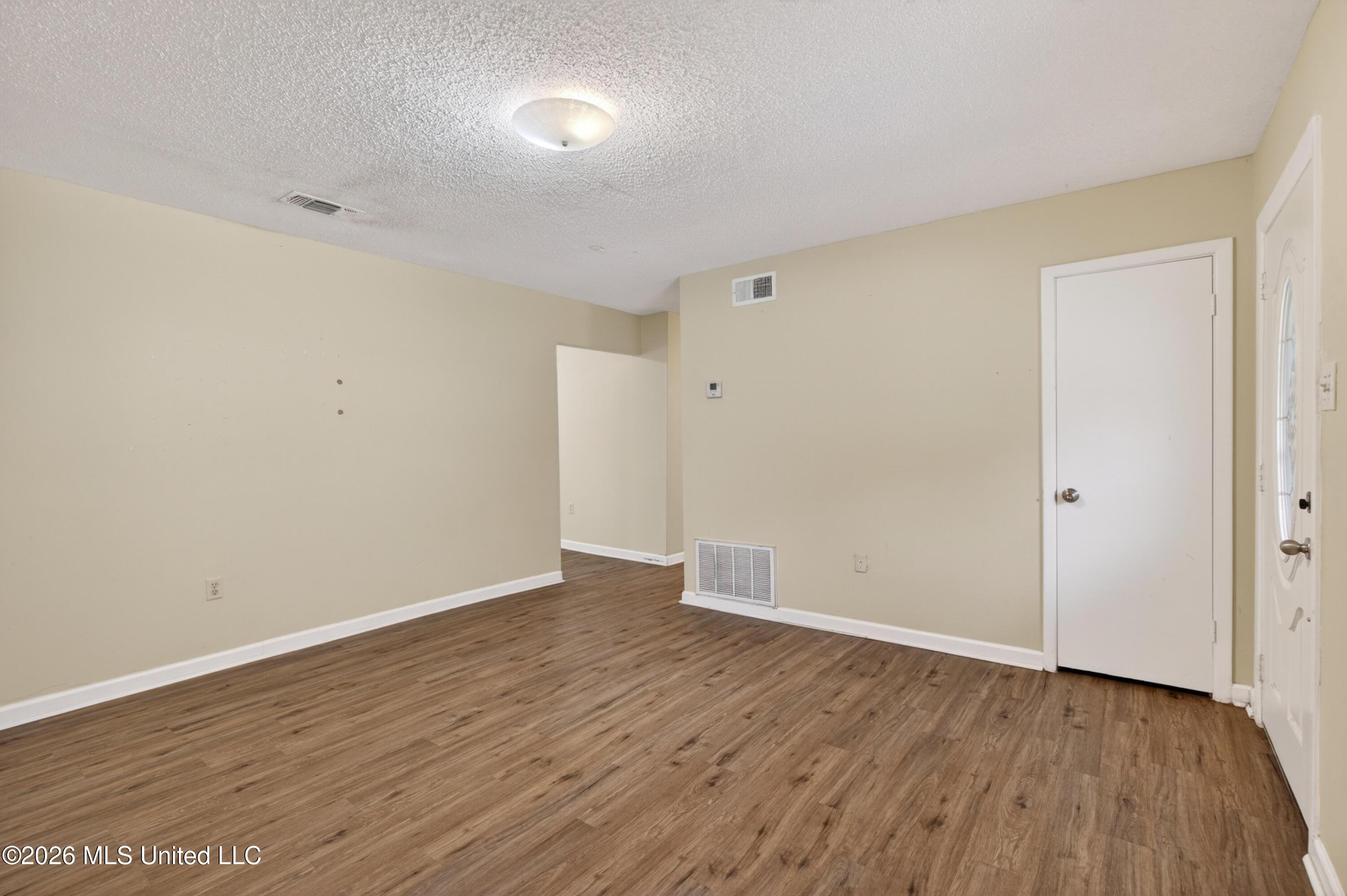 Image 4: 329ParkDr.-10