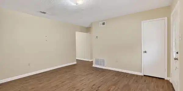 Image 4: 329ParkDr.-10