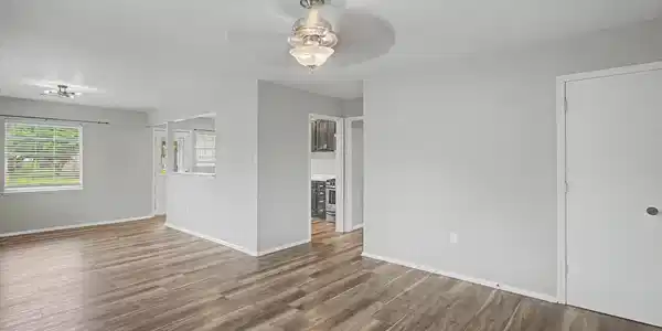 Image 3: Living Room