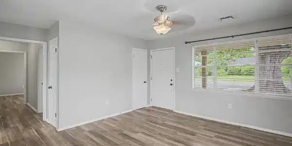 Image 4: Living Room